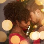 Een stel dat dichter bij elkaar komt met warme lichtreflecties op de voorgrond.