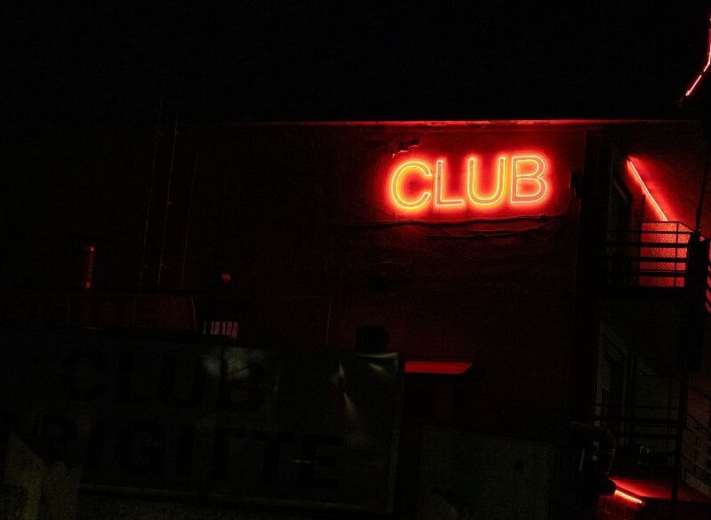 Op een donker huis prijkt in rode neonletters het opschrift ‘Club’.