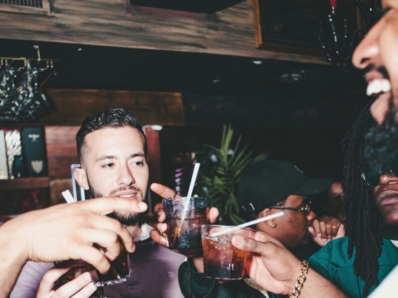 Mannen feesten op een party.