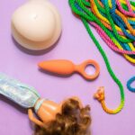 Analplug inmitten von bunten Toys