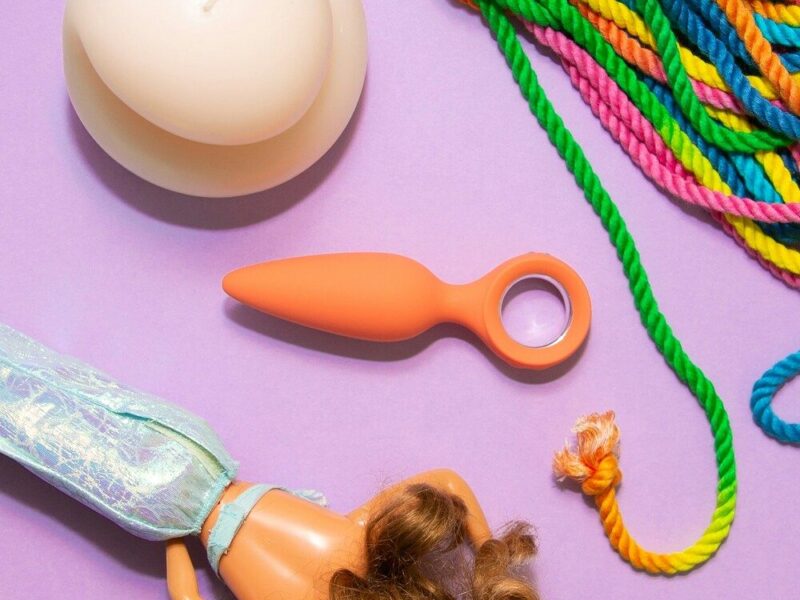 Analplug inmitten von bunten Toys